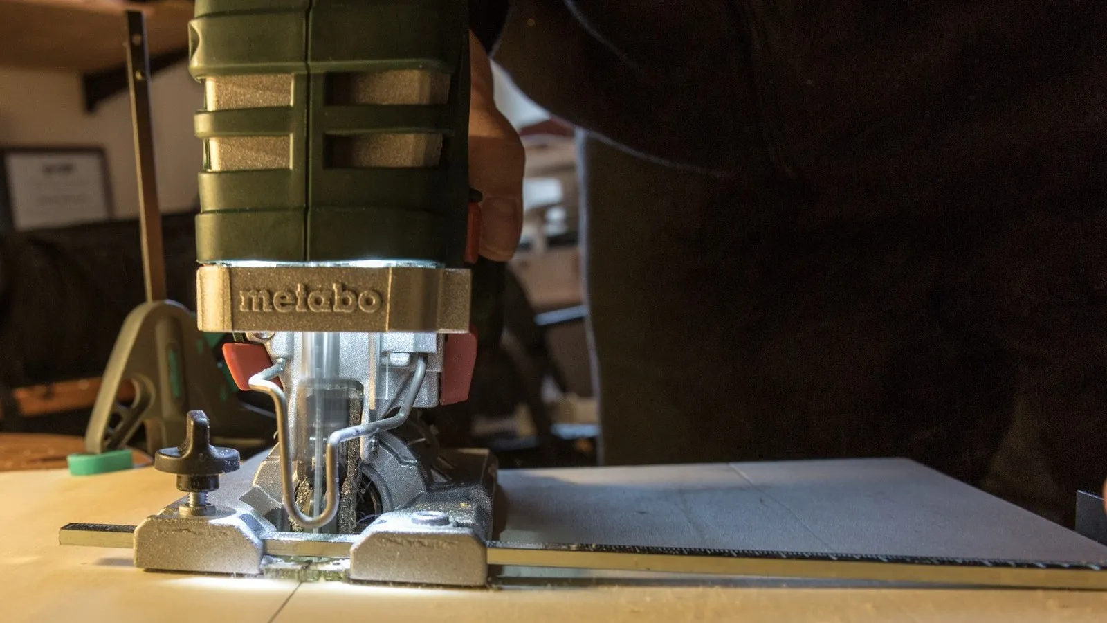 Nahaufnahme der Metabo-Stichsäge STA 18 LTX 140. Der Hintergrund ist dunkel.